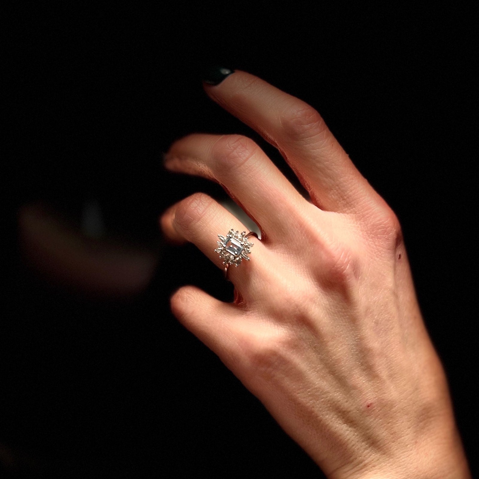 Дамски пръстен от бяло злато със син топаз и диаманти